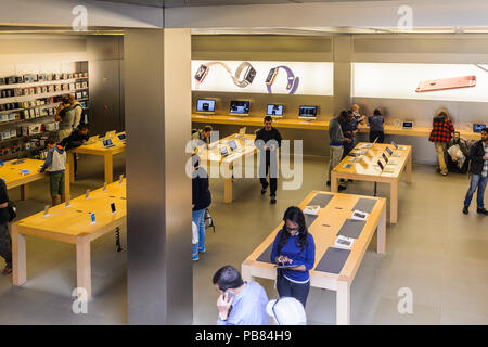 NEW YORK, USA - Sep 22, 2015: Nicht identifizierte Personen in den Apple Store an der Fifth Avenue, New York. Der Speicher verkauft Macintosh Personal-Computer, weich Stockfoto