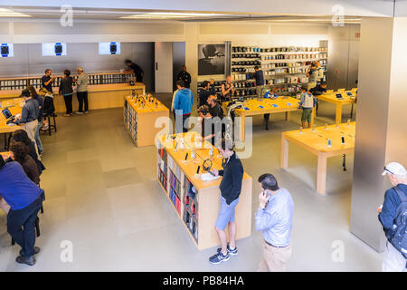 NEW YORK, USA - Sep 22, 2015: Nicht identifizierte Personen in den Apple Store an der Fifth Avenue, New York. Der Speicher verkauft Macintosh Personal-Computer, weich Stockfoto