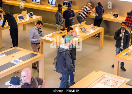 NEW YORK, USA - Sep 22, 2015: Nicht identifizierte Personen in den Apple Store an der Fifth Avenue, New York. Der Speicher verkauft Macintosh Personal-Computer, weich Stockfoto