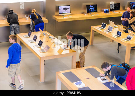 NEW YORK, USA - Sep 22, 2015: Nicht identifizierte Personen in den Apple Store an der Fifth Avenue, New York. Der Speicher verkauft Macintosh Personal-Computer, weich Stockfoto