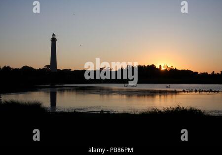 Cape May Lighthouse sunset und Reflexion, Cape May Point State Park, Cape May, New Jersey (NJ) Stockfoto