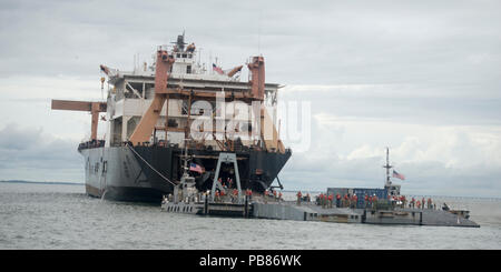 VIRGINIA BEACH, Virginia Matrosen Mann ein Roll on/Roll off-Entlastung Facility (RRDF), die mit dem Military Sealift Command USNS Obregon während der Teilnahme an Übung Trident Sun 18. Trident Sun18 ist eine maritime Vorpositionierung Kraft (MPF) beabsichtigt die Ausbildung zu Personal in Bezug auf die im Stream Offload für militärische Fahrzeuge und Geräte zur Verfügung zu stellen. (U.S. Marine Foto von Mass Communication Specialist Seeleute Jakob Vermeulen) Stockfoto