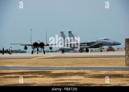 F-15C Adler von der 493Rd Jagdgeschwader zur Startbahn rollen bei der Royal Air Force Lakenheath, England, 20. Juli 2018. Im Durchschnitt der 48th Fighter Wing fliegt bis zu 50-70 Einsätze täglich, aber während eine Schwankung, fighter squadrons fliegen kann nach oben von 84 Einsätzen. (U.S. Air Force Foto von Master Sgt. Eric Burks) Stockfoto