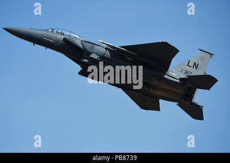 Eine F-15E Strike Eagle der 492Nd Fighter Squadron zugeordnet fliegt über Royal Air Force Lakenheath, England Während eines Surge Betrieb, Juli 25. Während Überspannungsschutz, Flugpersonal geben Sie Auseinandersetzungen mit gegnerischen Flugzeuge außer Sichtweite und fortlaufend den schließen Entfernung berechnen die richtige Taktik einmal zu beschäftigen, die gegnerischen Flugzeuge Ansicht gelangt zu bestimmen. (U.S. Air Force Foto/Airman 1st Class Christopher S. Funken) Stockfoto