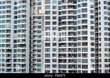 Nahaufnahme der hohen Apartment Gebäude in West Coast Singapur mit starken Geometrie und Details Stockfoto