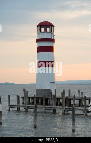 Der Leuchtturm (Leuchtturm Podersdorf Podersdorf) bei Sonnenuntergang im Sommer am Ufer des Neusiedler See, Burgenland, Österreich Stockfoto