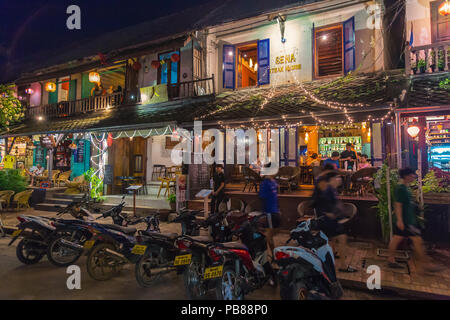 LUANG PRABANG, LAOS - 28 Juni 2018 - berühmte Straße, Sakkaline Straße in Luang Prabang, Laos, wird lebendig in der Nacht mit Einheimischen und Touristen, die s Stockfoto