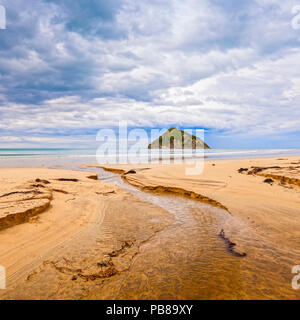 Moturoi Insel, Anaura Bay, Gisborne, Neuseeland, unter einem Moody Himmel. Stockfoto