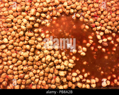 Kichererbsen in pikanter Tomatensauce. Studio Foto Stockfoto