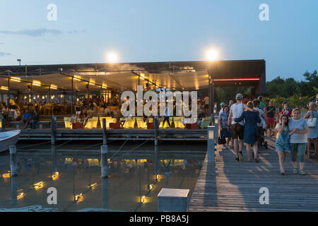 Touristen an der Mole West Bar und Restaurant in der Dämmerung, Neusiedl am See, Burgenland Stockfoto