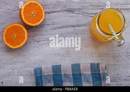Frisch gepresster Orangensaft in Glas und Tangerine Schneiden auf Holzbrett/gesundes Frühstück/Guten Morgen Stockfoto