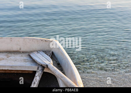 Alten hölzernen Boot Paddel an der hölzernen Boot/Urlaub Konzept/Aktivität im Freien Tapete Stockfoto