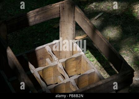 Eine französische Brocante: Das französische Äquivalent eines britischen Flohmarkt verkaufen alles von Antiquitäten, Sammlerstücke und sonstige Gebrauchtwaren Stockfoto