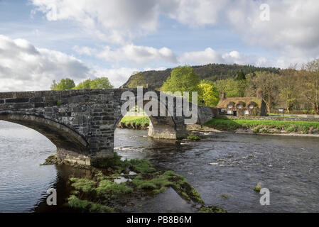 Pont Fawr Brücke über den Fluss Conwy, Llanrwst, North Wales, UK. Ein sonniger Frühlingstag in diesem landschaftlich reizvollen Lage. Stockfoto