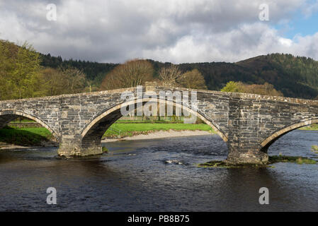 Pont Fawr Brücke über den Fluss Conwy, Llanrwst, North Wales, UK. Ein sonniger Frühlingstag in diesem landschaftlich reizvollen Lage. Stockfoto