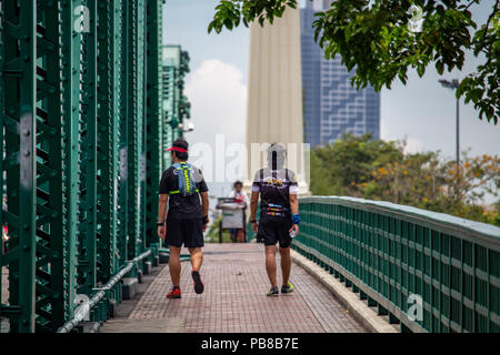 Bangkok, Thailand - 1. Mai 2018: Menschen tragen sportliche Kleidung tun Halt über eine Brücke in Bangkok. Stockfoto