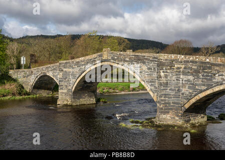 Pont Fawr Brücke über den Fluss Conwy, Llanrwst, North Wales, UK. Ein sonniger Frühlingstag in diesem landschaftlich reizvollen Lage. Stockfoto