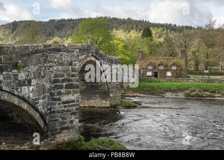 Pont Fawr Brücke über den Fluss Conwy, Llanrwst, North Wales, UK. Ein sonniger Frühlingstag in diesem landschaftlich reizvollen Lage. Stockfoto