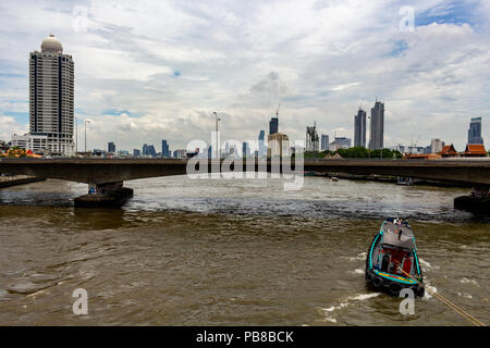 Bangkok, Thailand - 1. Mai 2018: die Skyline von Bangkok aus einer Brücke über einen Fluss gesehen Stockfoto