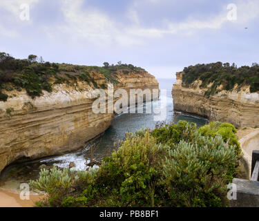 Loch Ard Gorge Lookout mit alten Flugzeug von in der Ferne fliegen, Port Campbell National Park, Great Ocean Road, Victoria, Australien Stockfoto