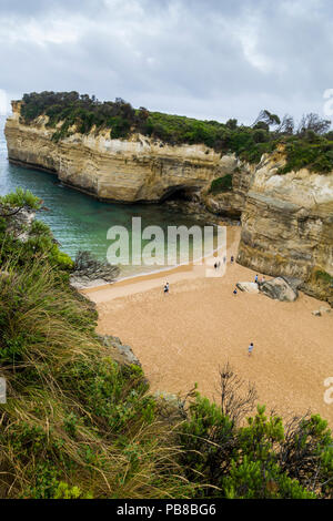 Schräger Blick auf den Strand und Klippen an der Loch Ard Gorge, Port Campbell National Park, Great Ocean Road, Victoria, Australien Stockfoto