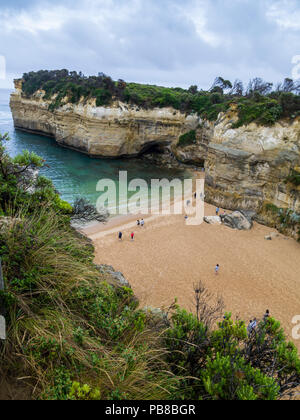 Schräger Blick auf den Strand und Klippen an der Loch Ard Gorge, Port Campbell National Park, Great Ocean Road, Victoria, Australien Stockfoto