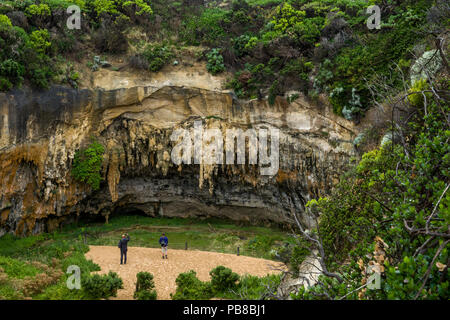 Zwei Besucher der großen stalaktiten an der Unterseite der Kalkfelsen an der Loch Ard Gorge, Port Campbell National Park, Victoria, Australien gebildet Stockfoto