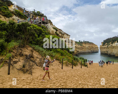 Besucher am Strand von Loch Ard Gorge, Port Campbell National Park, Great Ocean Road, Victoria, Australien Stockfoto