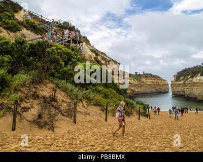 Besucher am Strand von Loch Ard Gorge, Port Campbell National Park, Great Ocean Road, Victoria, Australien Stockfoto