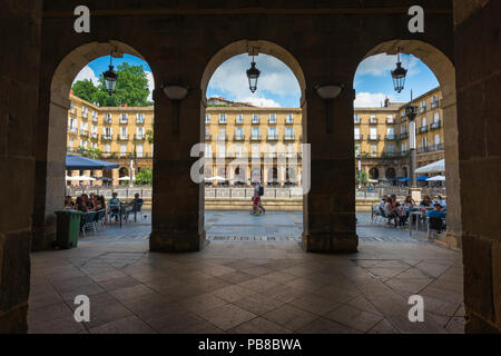 Bilbao Plaza Nueva, die Aussicht auf den Platz innerhalb der Kolonnade, die Plaza Nueva in der Altstadt (Casco Viejo) Fläche von Bilbao, Spanien umgibt. Stockfoto