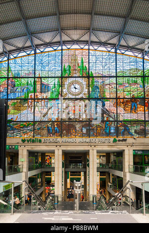 Bilbao Bahnhof, mit Blick auf die bunten Glasfenster in der großen ankunftshalle Im Bahnhof Abando, Bilbao, Nordspanien. Stockfoto