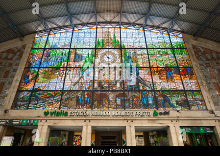 Bilbao Bahnhof, mit Blick auf die bunten Glasfenster in der großen ankunftshalle Im Bahnhof Abando, Bilbao, Nordspanien. Stockfoto