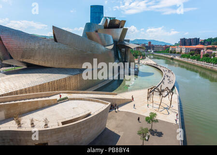 Guggenheim Museum Bilbao, mit Blick auf die Frank Gehry entworfen, Guggenheim Museum (Museo Guggenheim) im Zentrum von Bilbao, Spanien. Stockfoto