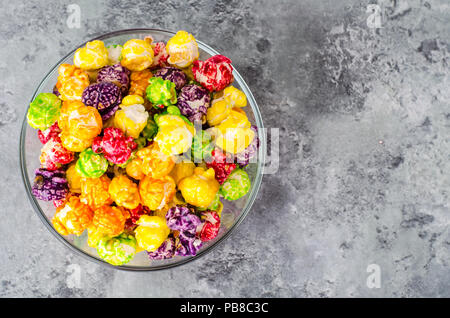 Süße farbige auf hellen Hintergrund Popcorn. Studio Foto Stockfoto