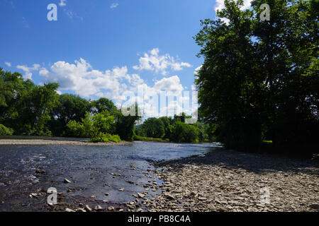 Fluss Susquehanna fließt durch Oneonta in Upstate New York an einem sonnigen Tag Stockfoto