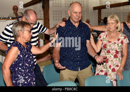 Versammlung im Gebet und ihre Unterstützung für die Gefährdeten, Alton, Hampshire, UK zeigen. 22. Juli 2018. Stockfoto