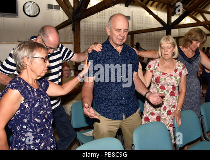 Versammlung im Gebet und ihre Unterstützung für die Gefährdeten, Alton, Hampshire, UK zeigen. 22. Juli 2018. Stockfoto