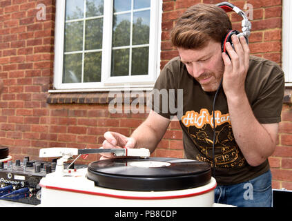 Retro DJs Drehen der Scheiben auf einen Sommer vintage Street Party, Bordon, Hampshire, UK. 22. Juli 2018. Stockfoto