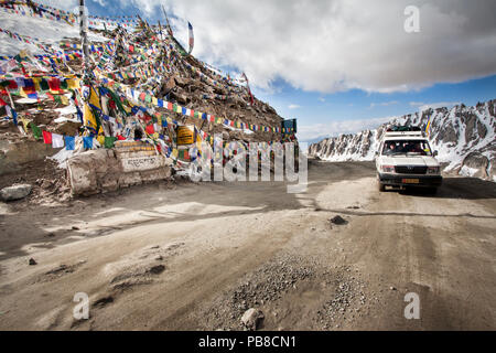 Abenteuer Reisen auf einem der höchsten Bergpässe der Welt. Der Khardong La (5,359 m) Fahrt nach Nubra Tal in Ladakh, extremen Gelände. Stockfoto