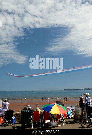 Zuschauer, die die RAF Red Arrows an der Torbay Airshow 2018 durchführen. Stockfoto