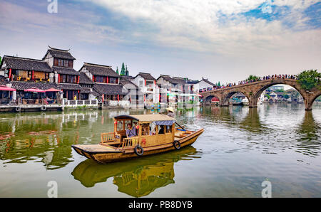 China, Shanghai, Zhujiajiaozhen Stadt, Kanal Stockfoto