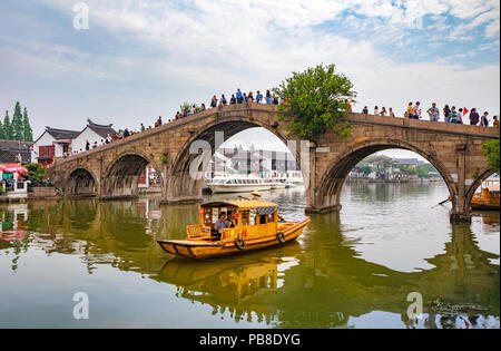 China, Shanghai, Zhujiajiaozhen Stadt, Kanal Stockfoto