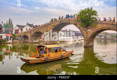 China, Shanghai, Zhujiajiaozhen Stadt, Kanal Stockfoto