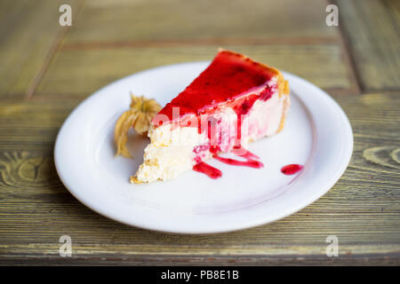 Lecker und schöne Käsekuchen mit Erdbeermarmelade. Stockfoto