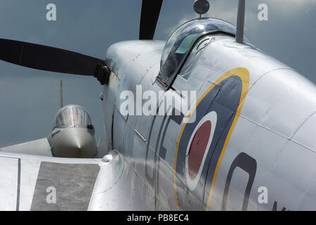 Royal Air Force RAF die Schlacht um England Memorial Flight Supermarine Spitfire und Eurofighter Typhoon Kampfjets. Alt und Neu. Antike und Moderne Stockfoto