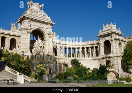 Chateau d'Eau & Kolonnaden des fabelhaften Palais Longchamp in Marseille, Frankreich, bestehend aus 2 Museen, Wasserburg, Kolonnaden, Brunnen und Skulptur Stockfoto