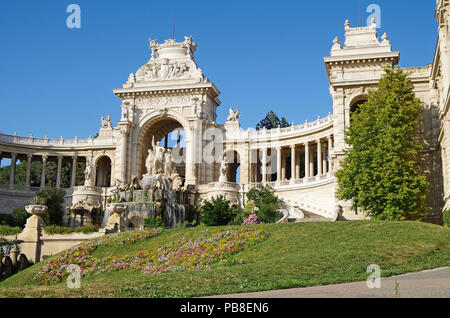 Chateau d'Eau & Kolonnaden des fabelhaften Palais Longchamp in Marseille, Frankreich, bestehend aus 2 Museen, Wasserburg, Kolonnaden, Brunnen und Skulptur Stockfoto