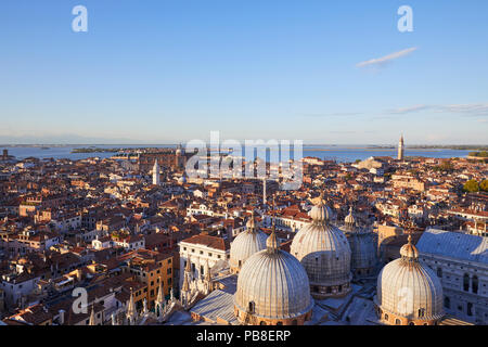 Ansicht von Venedig mit Basilika Kuppeln und Dächer von San Marco Glockenturm vor Sonnenuntergang, Italien Stockfoto