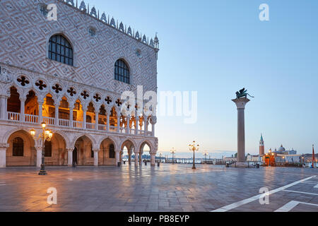 Der Markusplatz mit Dogenpalast und Spalte mit Lion Statue, niemand bei Sonnenaufgang in Venedig, Italien Stockfoto