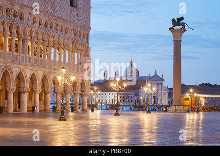 Leeren Markusplatz mit Dogenpalast und Spalte mit Lion Statue, niemand am frühen Morgen in Venedig, Italien Stockfoto